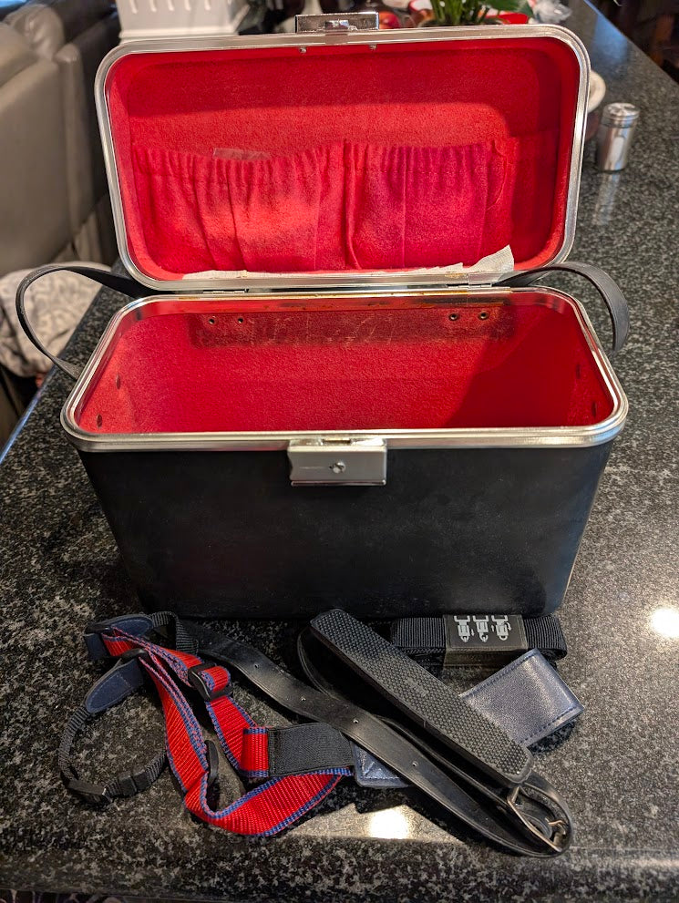 Hardshell camera case lined - with straps