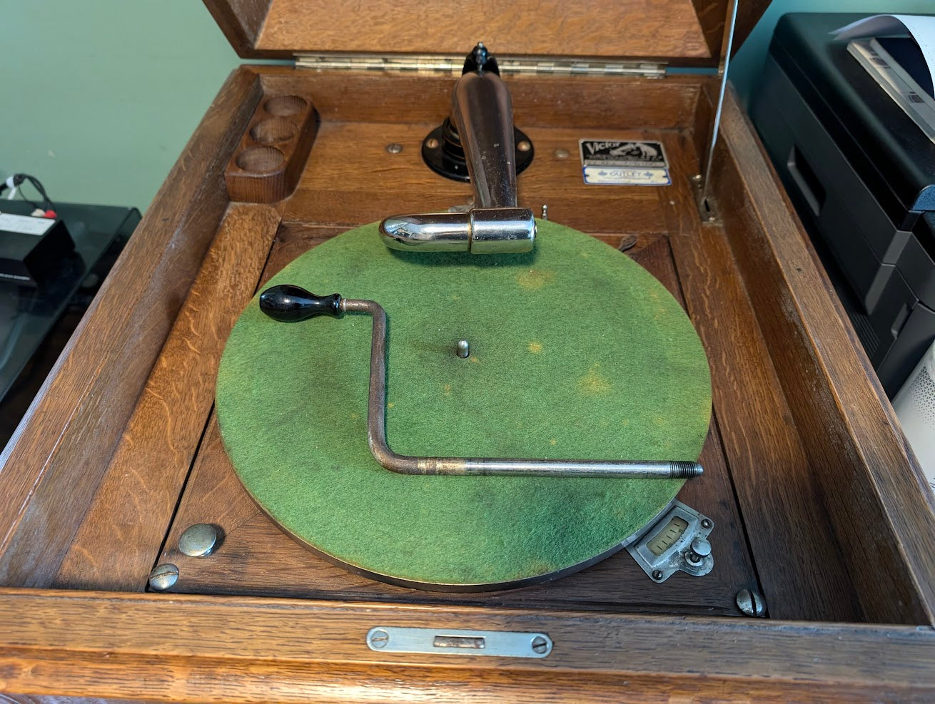 Vintage 1918 Antique Victor Victrola Talking Machine Oak VV-XI-A