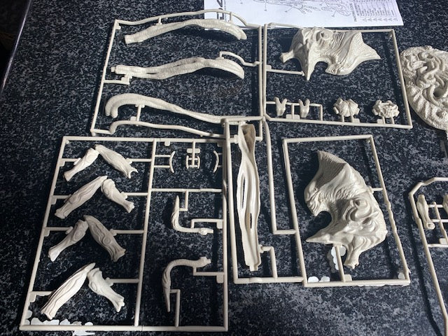 LINDBERG ID4 INDEPENDENCE DAY ALIEN EXOSKELETON MODEL KIT 77312 (opened)