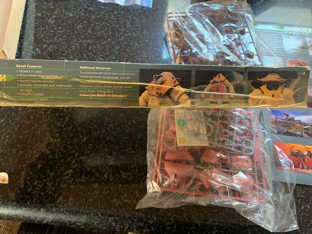 Revell Robotech Defenders Aqualo Model Kit Scale 1:72 - see description