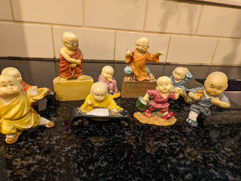 SMALL SET of CHINESE FIGURES - Sold as A Lot ( porcelain )