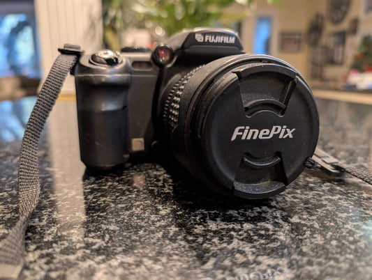 Fujifilm Finepix S9000 Digital Camera complete - works