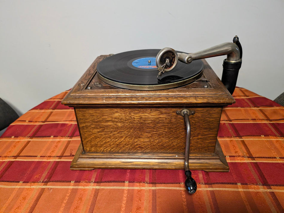 Antique Victor Table Top Victrola Model VV-VI in Quartersawn Oak - in great shape
