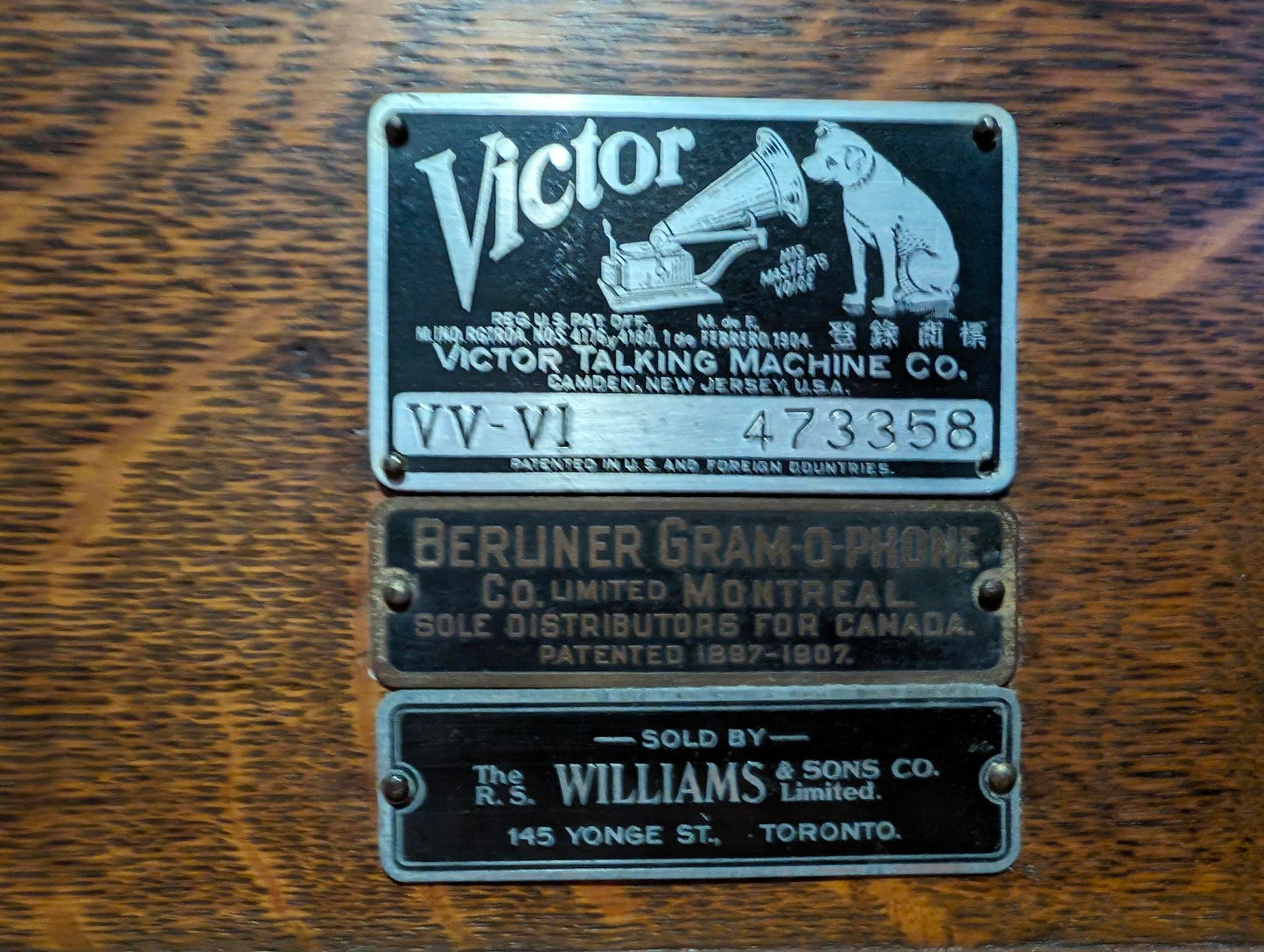 Antique Victor Table Top Victrola Model VV-VI in Quartersawn Oak - in great shape