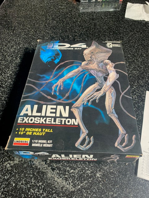 LINDBERG ID4 INDEPENDENCE DAY ALIEN EXOSKELETON MODEL KIT 77312 (opened)