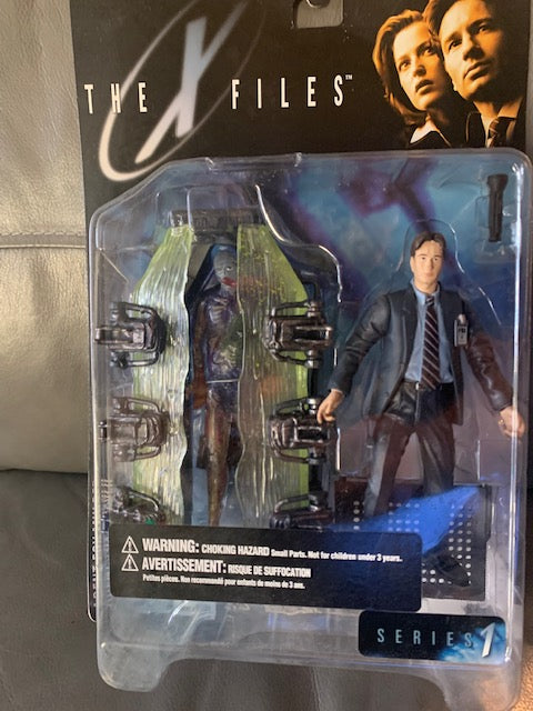 The X Files Agent Fox Mulder & Alien Pod Ultra Action Figure New McFarlane Toys